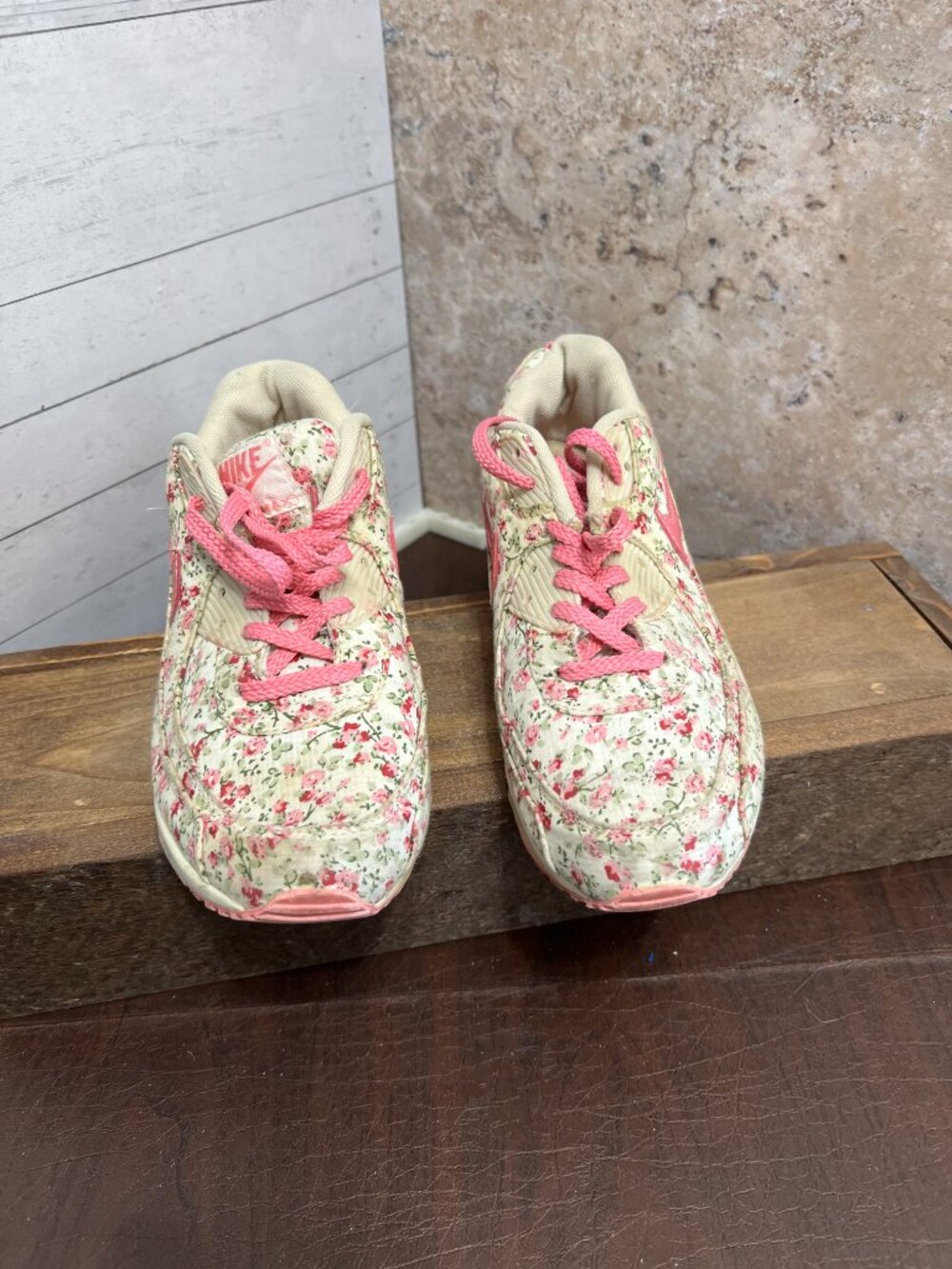 Nike Air Women’s Athletic Shoes 8.5 Floral Pattern Pink Sole